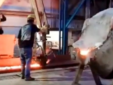 The multifunctional casting manipulator in front of the furnace applicable to the foundry industry. ファーストファーンの前面に適用される多機能の造り手