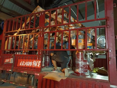 ふたつの操作装置が充電されている。