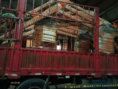 ロシアに配達する準備が整った4セットの工業用マニパイラクター。